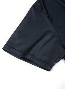男式t恤红色和黑色短袖圆领高品质，带定制标志。 - Product Image 4