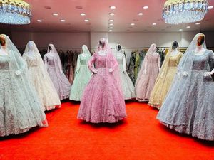 Kadınlar için son tasarımcı Indo batı Net <span class=keywords><strong>Lehenga</strong></span> işlemeli düğün ve parti giyim koleksiyonu