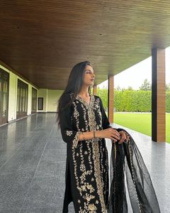 美丽的设计师刺绣天鹅绒Salwar Kameez现成的黑色3 pc天鹅绒Kurta Palazzo套装，配有Dupatta派对装