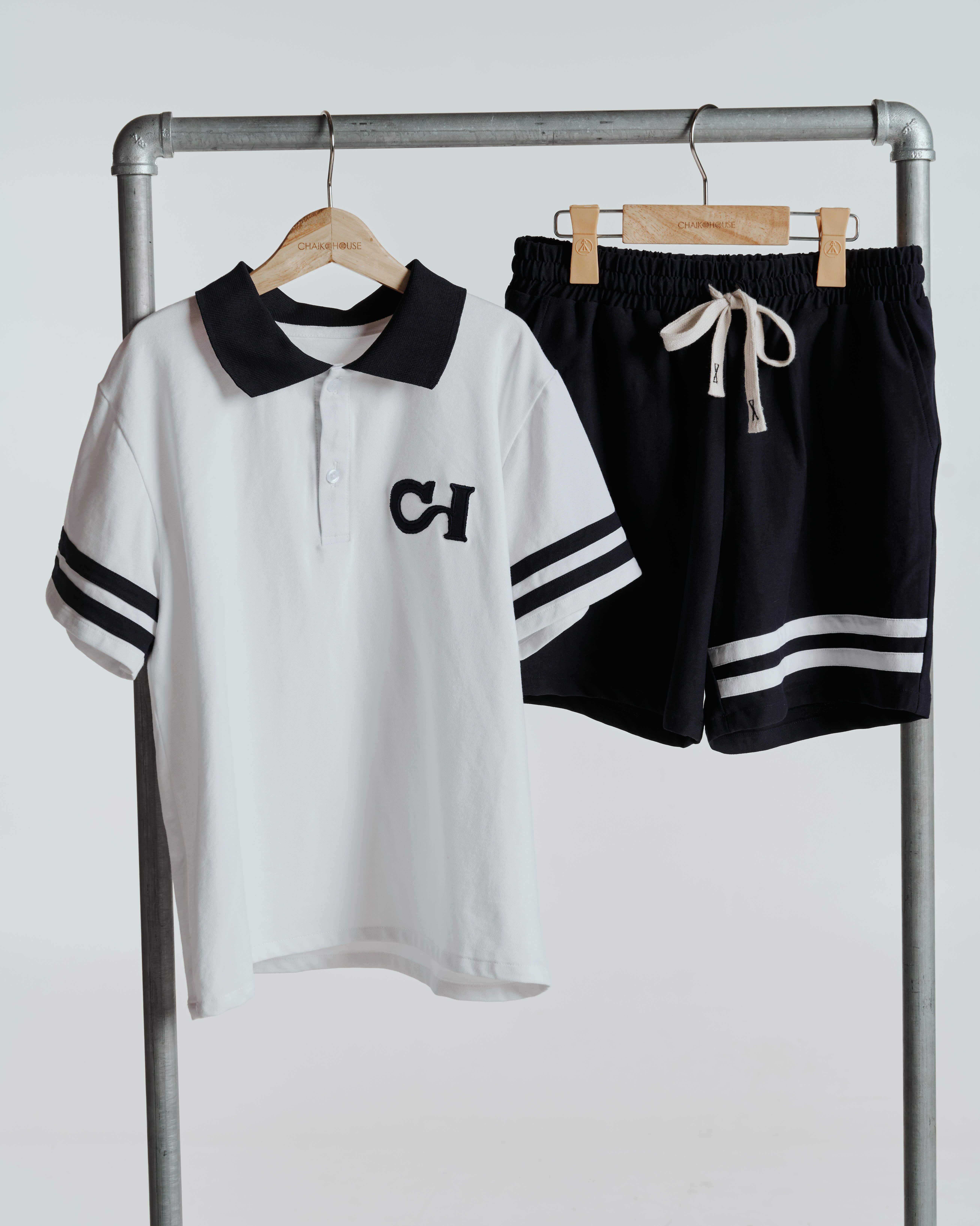 สีขาวและสีน้ำเงินเข้ม