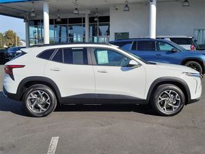 2025 chev_rolet trax lt fwd בשימוש עם תיבת הילוכים אוטומטית בד פנים כהה