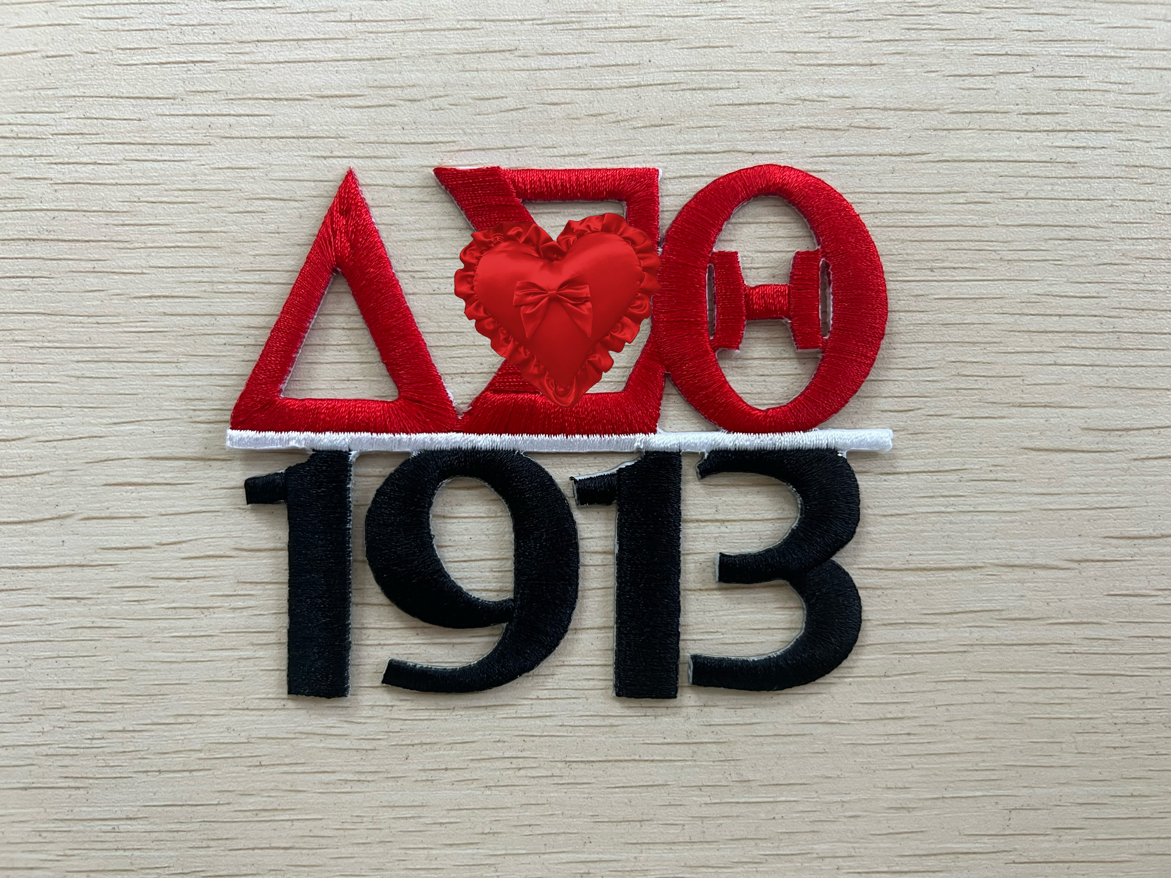 DST rouge avec numéro noir