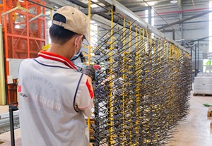 Ganchos de exhibición de metal personalizados para estantes de supermercado utilizados para exhibir productos secos, accesorios para teléfonos, joyas, etc.-Fábrica de Vietnam