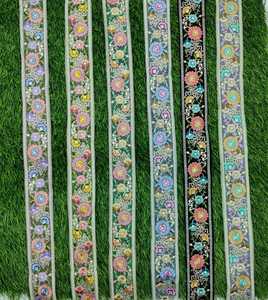 benutzerdefiniert hergestellt maschine bestickte bänder im blumen-<span class=keywords><strong>design</strong></span> und in sechs farben für brautkleider in 1 zoll breite auf netzstoff.