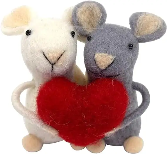 Ornamento de rato de feltro de lã para casal fofo com um coração, animal artesanal de mão, artesanato para pendurar, guirlanda para o Dia dos Namorados