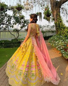 女性のためのカンカン & キャンバスパッタインド & パキスタンの服LehengaCholiで最も売れている刺Embroidered作品