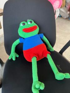 Düşük fiyat yumuşak yeşil kurbağa peluş oyuncak büyük kurbağa dolması hayvan bebek elbise ile promosyon oyuncakları