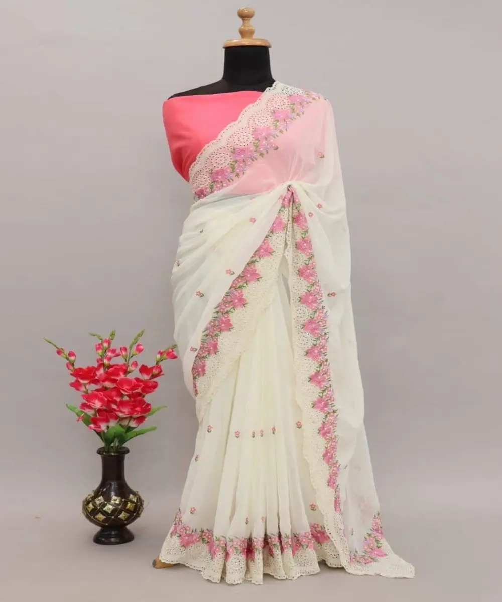 Experimente el lujo en nuestro Chinon con Sari de bordado, elaborado con tela de primera calidad para un aspecto sofisticado