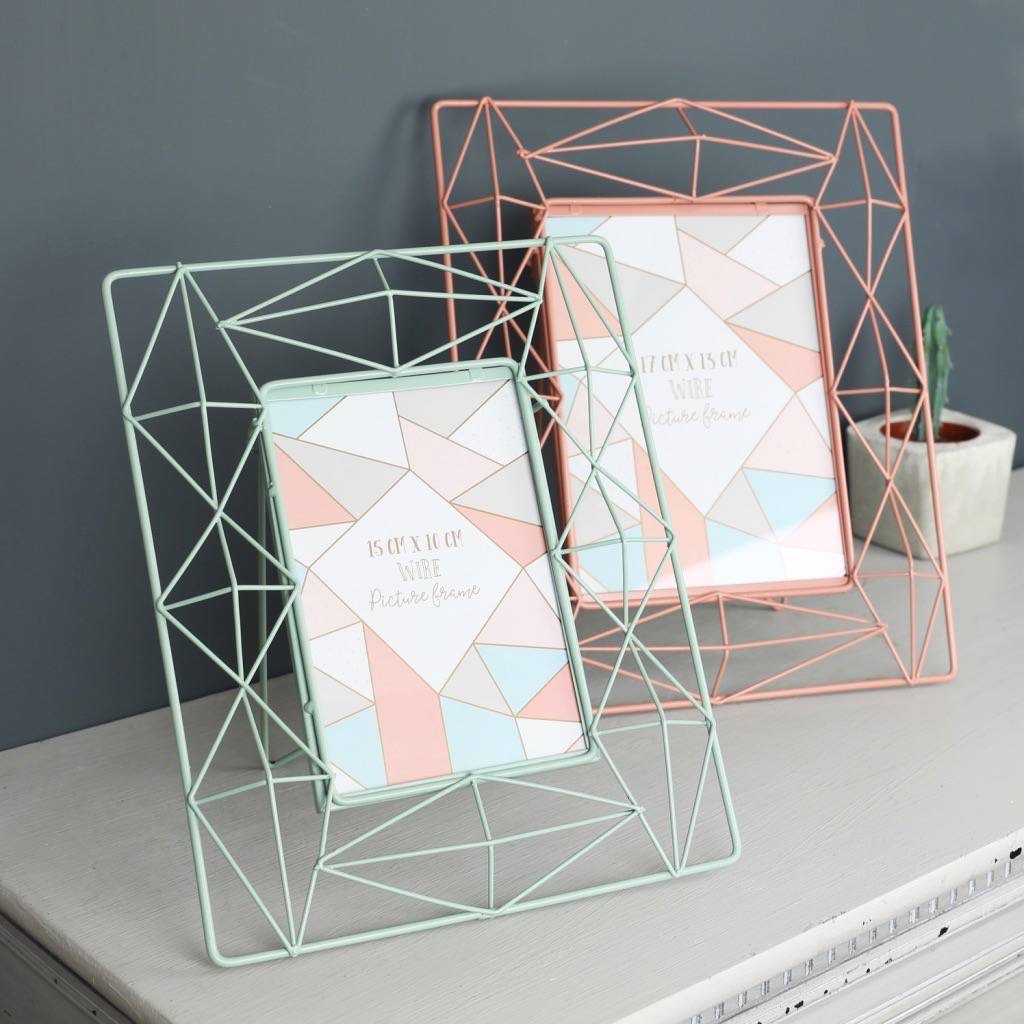 มีสีเขียวขุ่น