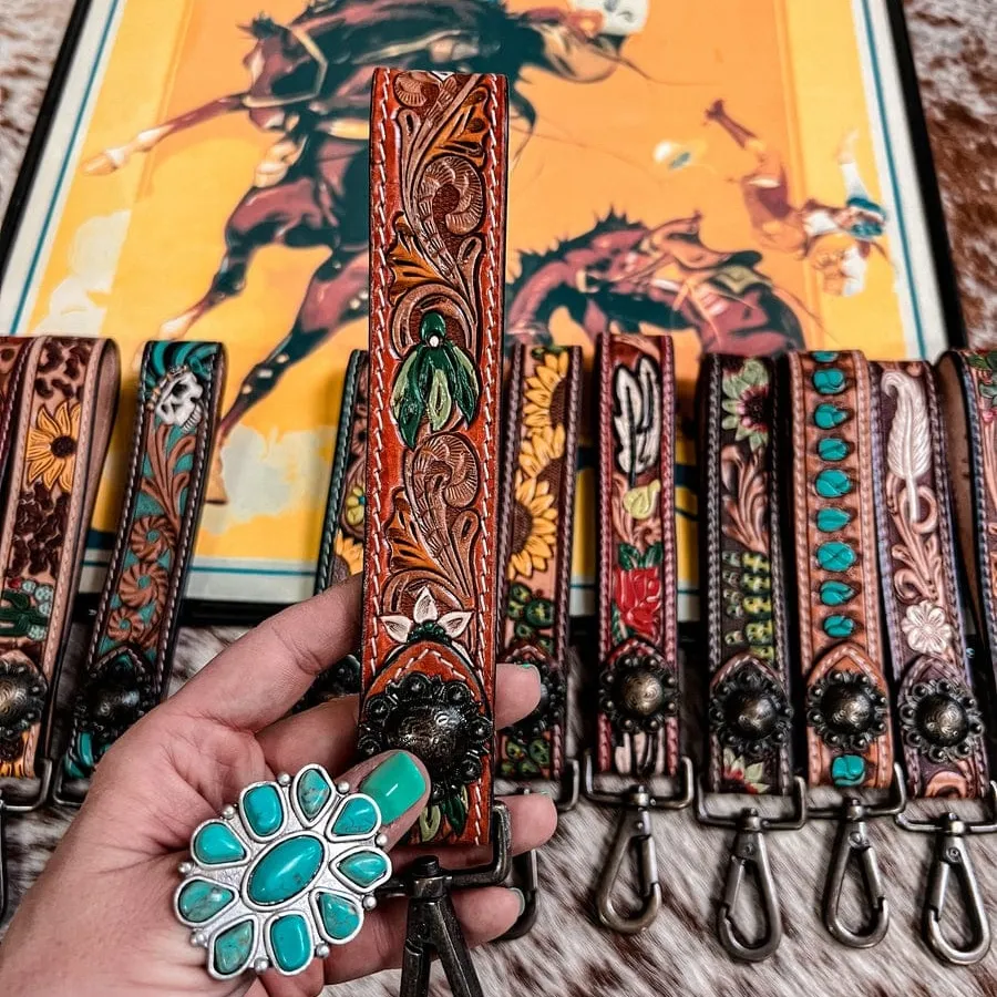 Hermoso llavero de cuero mecanizado a mano con patrones de vaquera del Oeste Salvaje y acentos aztecas, llaveros de cuero personalizados florales, cordón