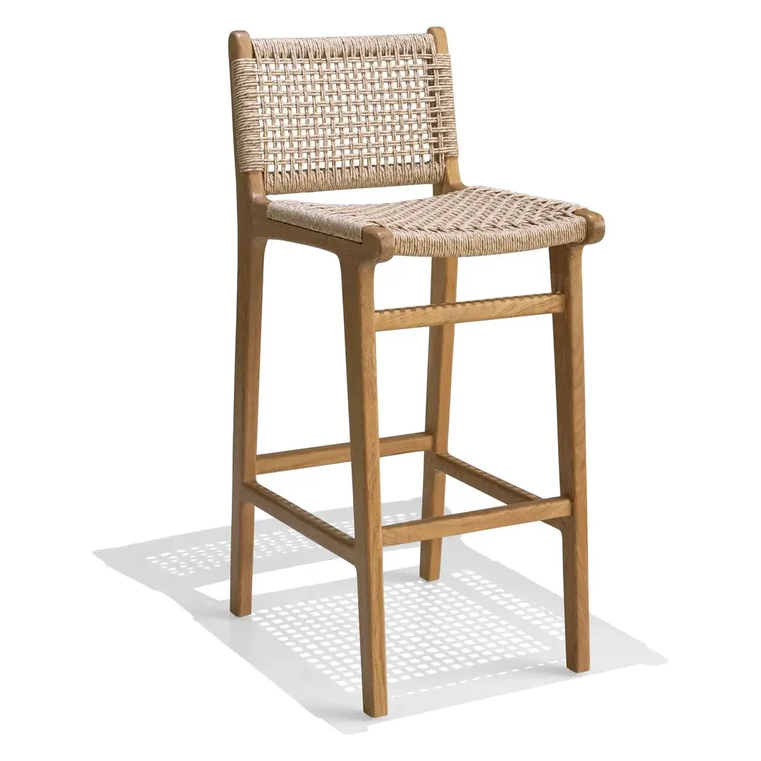 Las sillas de bar con ratán tejido están hechas de madera de teca de alta calidad, resistentes, cómodas y de diseño moderno.