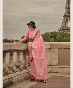 Rot bedruckter <span class=keywords><strong>Saree</strong></span> mit weißer Baumwoll bluse für einfache Hochzeits feier tragen Frauen