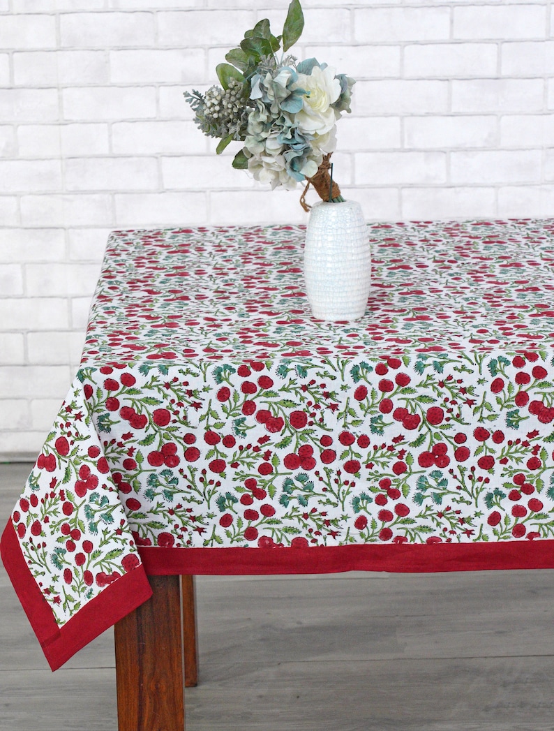 Rouge rubis profond, émeraude et vert olive sur blanc