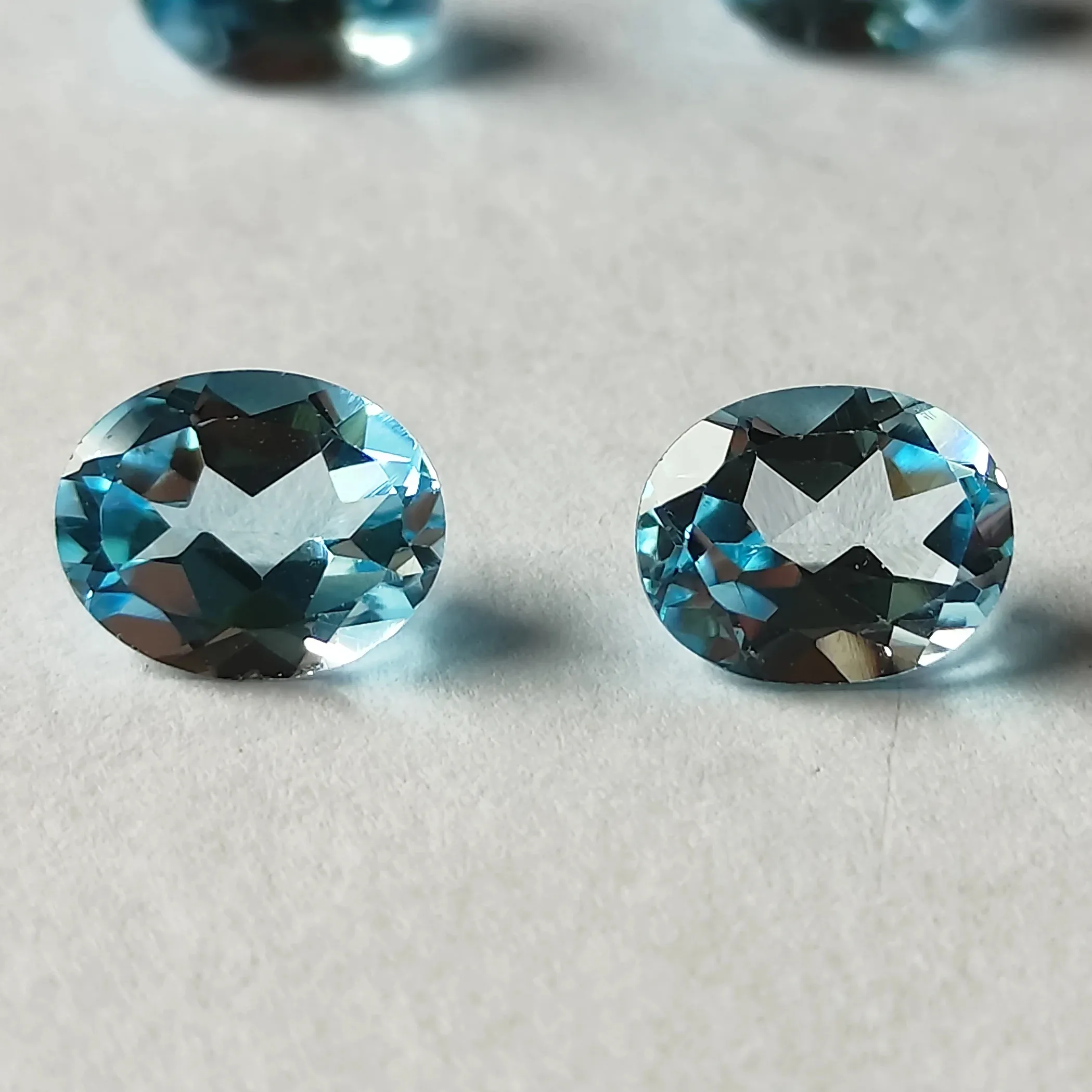 Gemas de Topacio azul natural personalizadas, forma de tamaño de corte de 8x10mm, superficie tallada de corte ovalado de alta calidad, piedras preciosas sueltas, Topacio