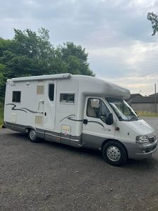 屋外キャンプ用の豪華な4x4トラックキャンピングカートラベルキャンピングカー/新しいRVキャンピングカーキャンピングカーオフロードレクリエーション車両キャラバン