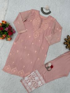 Hermoso traje de diseñador con interior y pent-dupatta con trabajo de hilo