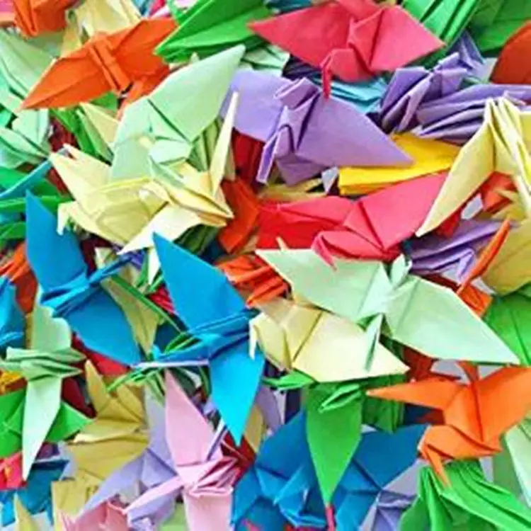 นกกระเรียนกระดาษโอริกามิหลากสีทำด้วยมือของตกแต่งงานปาร์ตี้