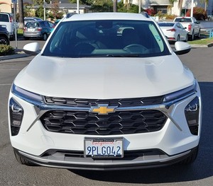 2025 chev_rolet trax lt fwd בשימוש עם תיבת הילוכים אוטומטית בד פנים כהה