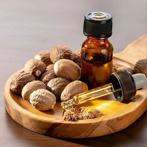 天然ナツメグエッセンシャルオイル低価格 | インドの輸出業者および天然エッセンシャルオイルのサプライヤー