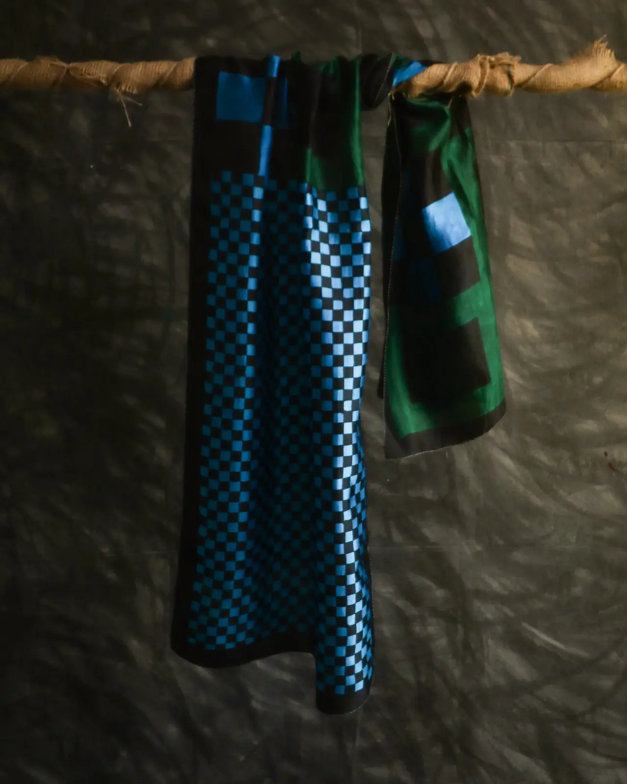El yapımı eşarp 100% ipek eşarplar baskı hizmeti tasarımcı kadınlar kare özel Logo ile ipek eşarp hint tedarikçisi hindistan
