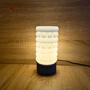 Cosmo โคมไฟ LED ตั้งโต๊ะทรงปริซึมพิมพ์ลาย3D การออกแบบทางเรขาคณิตที่ทันสมัยสำหรับบ้านที่เป็นมิตรกับสิ่งแวดล้อมแสงที่เรียบง่ายและยั่งยืน - Product Image 3