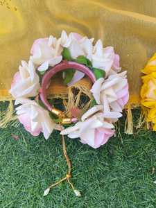 กุหลาบดอกไม้สร้อยข้อมือประดิษฐ์ดอกไม้เครื่องประดับสําหรับเอเชียอินเดียปากีสถานงานแต่งงาน Haldi ฉลองปรับมือ Gajra ของขวัญ