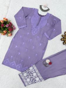 Hermoso traje de diseñador con interior y pent-dupatta con trabajo de hilo