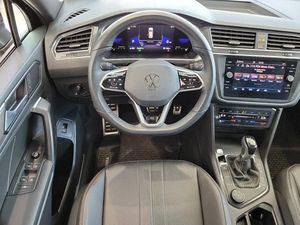 2022 Volkswagen Tiguan 2.0T SEL R-Line สีดำ
