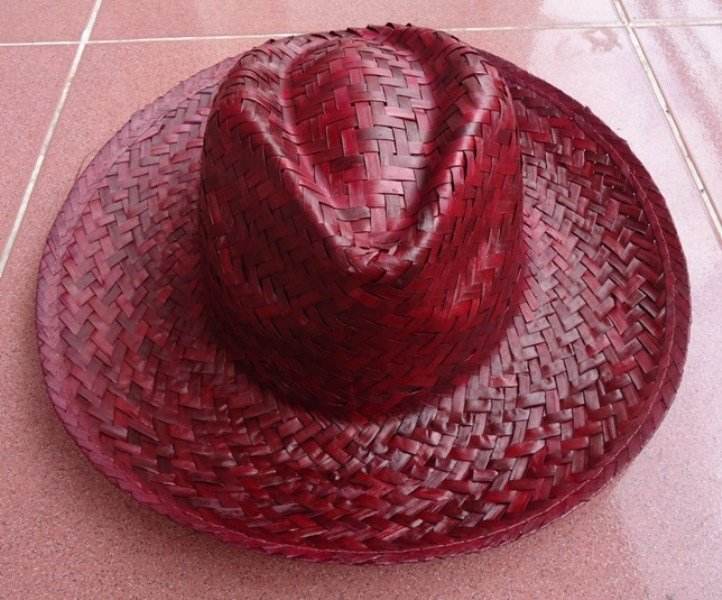 สีแดงเข้ม