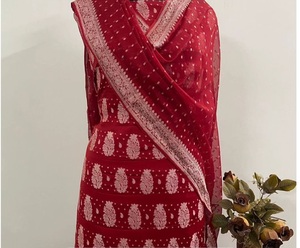定制的choli纯Khaddi <span class=keywords><strong>Georgette</strong></span> Banarasi套装，银色Zari编织为深红色。婚礼和派对的理想选择