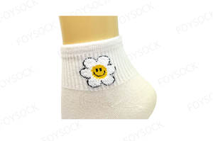 Corea FOYSOCK OEM 3D ODM graziose calze ricamate Logo personalizzato caviglia equipaggio moda Casual sorriso fiore Design calzino da donna - Product Image 4
