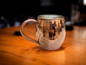 高级铜杯光滑表面强手柄防漏设计，适合莫斯科骡子威士忌啤酒冰咖啡和家庭酒吧使用