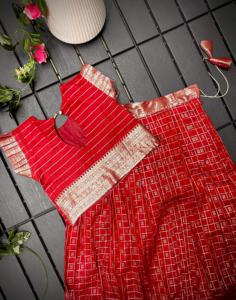 时尚的Kanchipuram <span class=keywords><strong>Lehenga</strong></span>儿童侧开袖衬衫 & Latkans