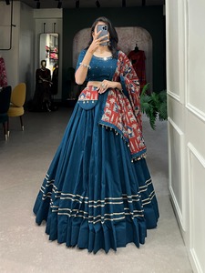デザイナーシルクLehengaラブリープリントとホイル作品Lehenga NAVARATRIコレクションゴールデンカラー2025年のリッチルック - Product Image 3