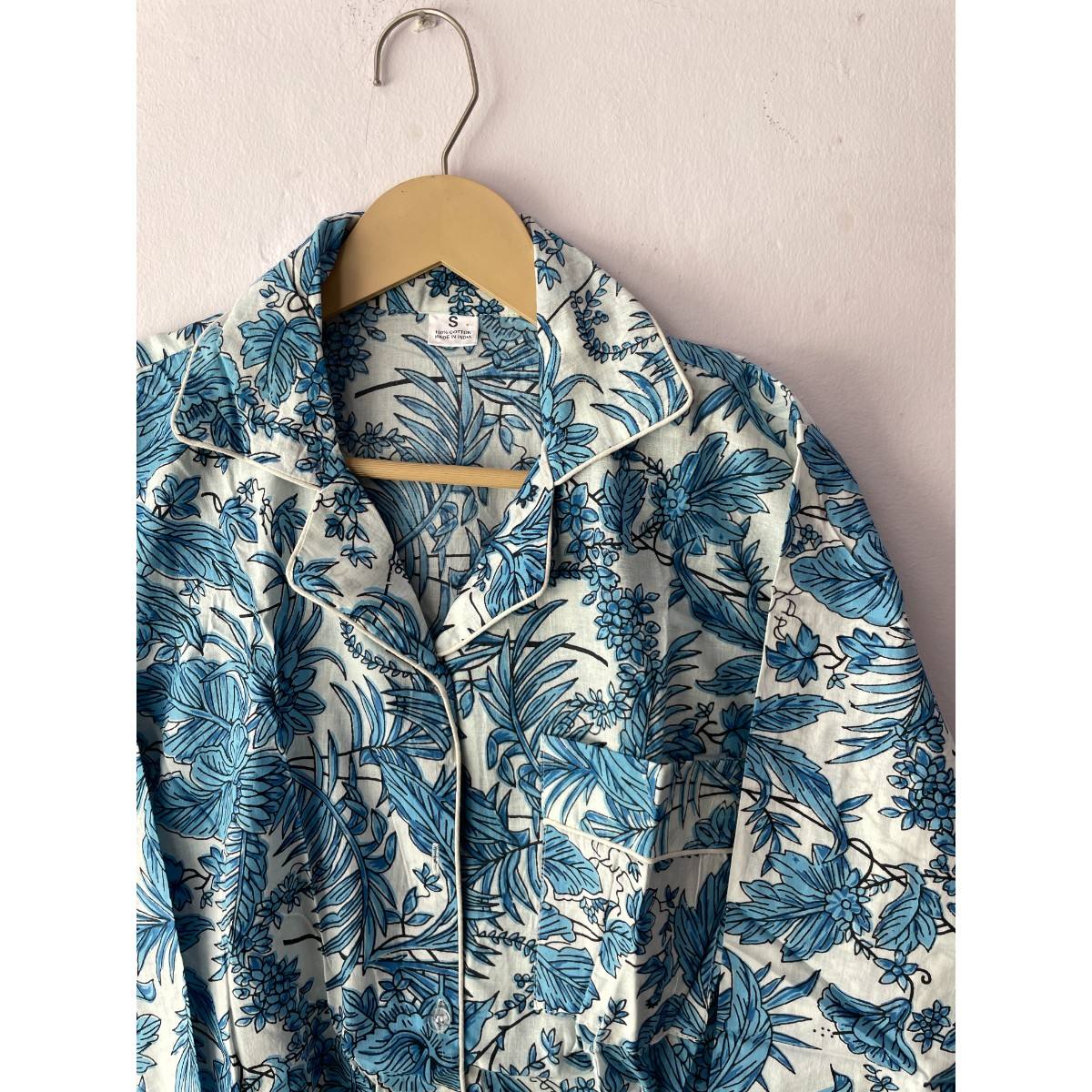 สีฟ้าสีขาว