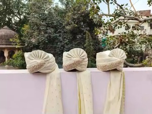 ロイヤルウェディングターバンエレガントなオフホワイトジャイプリサファ花婿クラシック刺繍花婿パグリバラアティゲストへのウェルカムギフト