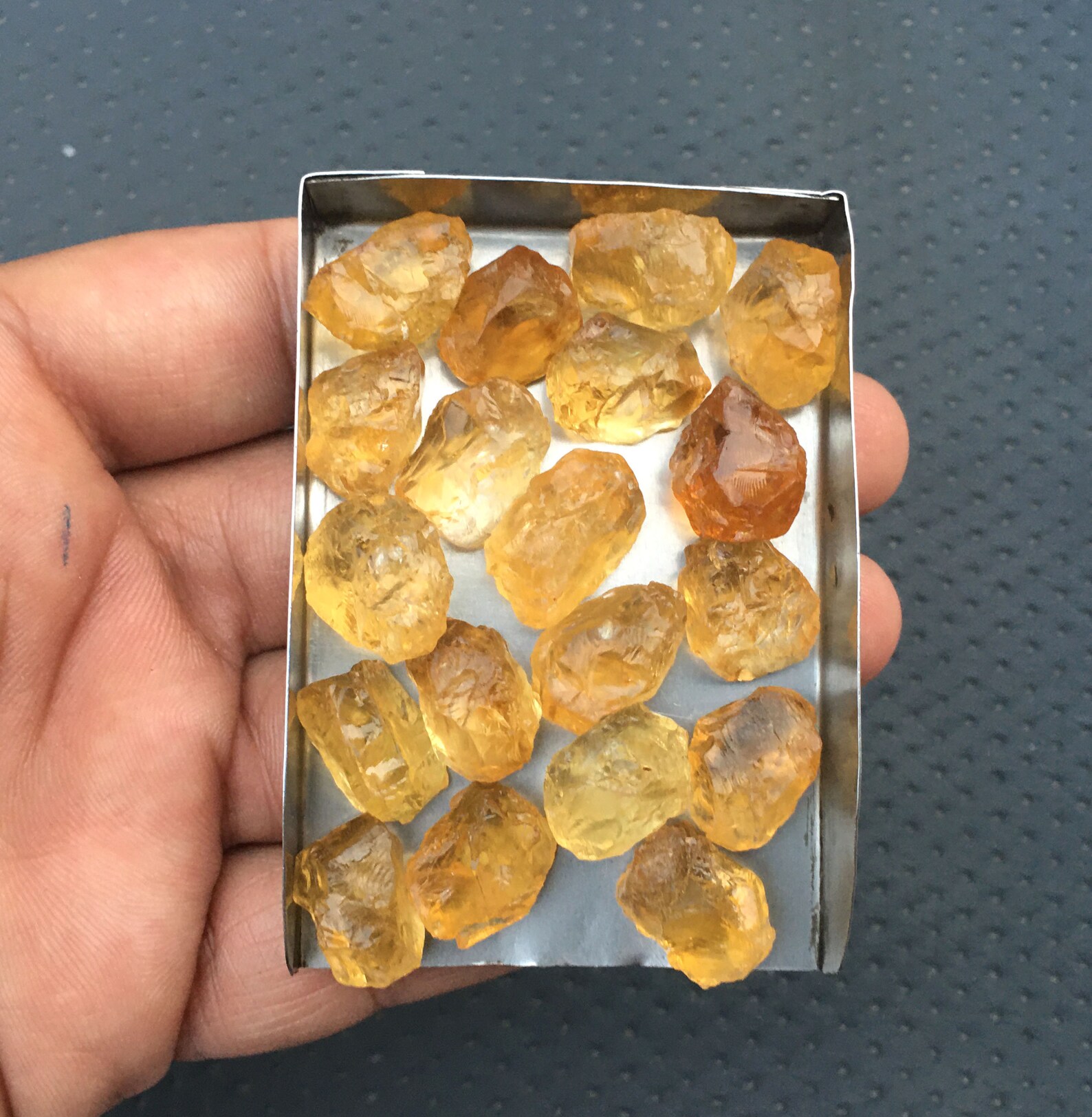 สีเหลือง