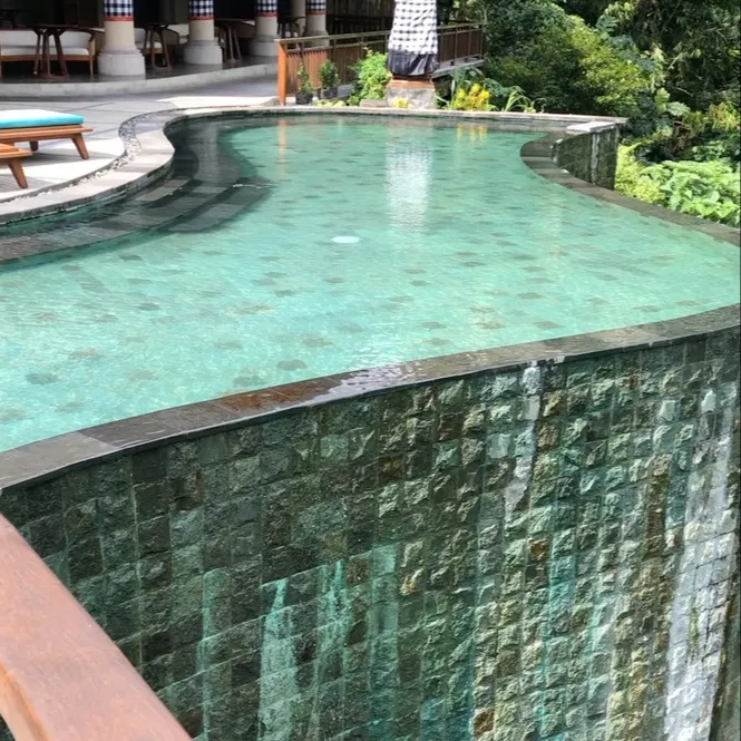 Superficie de roca verde, piedra natural dividida, baldosas de piscina afiladas Hijau