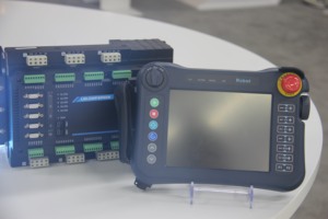 Lavichip ad alta precisione 3-5 assi di azionamento integrato e controller per il sistema di controllo del manipolatore di iniezione - Product Image 2