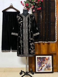 美丽的设计师刺绣天鹅绒Salwar Kameez现成的黑色3 pc天鹅绒Kurta Palazzo套装，配有Dupatta派对装