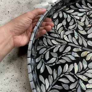 手工制作的豪华圆形藤托，全母珍珠镶嵌花卉设计，适合供应食品酒店餐厅家庭使用 - Product Image 2