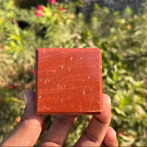红碧玉立方体优雅抛光玛瑙切片，带彩色带子，旨在增强家居装饰办公空间愈合水晶