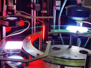 Macchina di smistamento ottica automatizzata per elementi di fissaggio e componenti aerospaziali