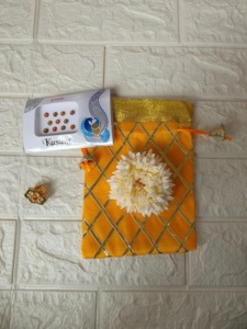 Misafirler için düğün hediyesi parti olay toplu hediye kadın Diwali festivali Mehndi Haldi Potli çanta Gajra için farklı Combo setleri