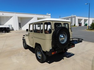 1974年トイオタFJ40 3.9L 4X4ヴィンテージカーコレクションAWDファブリックシート付きR18タイヤマニュアルギアボックス左ステアリング送料無料 - Product Image 4