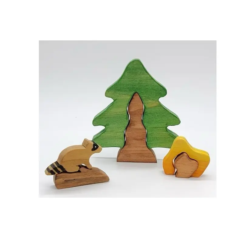 Set da gioco in legno per casa dei funghi con tronchi e procione. Grandi giocattoli per ragazzi e ragazze ispirati a Waldorf e Montessori
