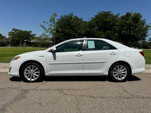 รถซีดานมือสอง2013 Toyota Camry ไฮบริด XLE FWD พรีอุสเบาะรถยนต์ไฟฟ้า R19ยางเกียร์อัตโนมัติผลิตจากญี่ปุ่นซ้าย