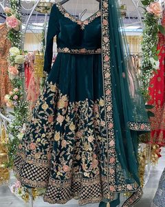 新到货优质粘胶天鹅绒刺绣作品Lehenga Choli，来自苏拉特Dupatta制造商