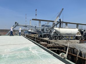 高度な移動船アンローダー革新的なダスト抑制技術ベトナム製コアポンプエンジンモーターギアボックスギア - Product Image 2