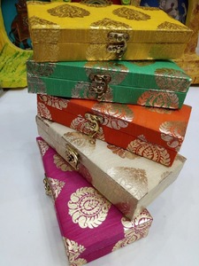 Brocadeシルクギフトボックス現金ジュエリーMithai Sweet Box for Holi Nikah Mehendi Hindu Punjabi Wedding Rakhiインドウェディングパーティーギフト